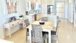Living area - Hillhaven Holiday Apartments (Burleigh Heads)