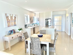 Deluxe Gold Apartment | Living area - Hillhaven Holiday Apartments (Burleigh Heads)