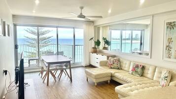 Apartamento Deluxe (Gold) | Zona de estar | Una televisión