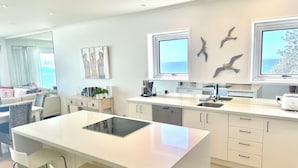 Private kitchen - Hillhaven Holiday Apartments (Burleigh Heads)