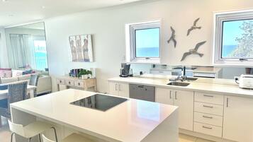 Deluxe Gold Apartment | Private kitchen | Microwave, oven, stovetop, dishwasher