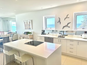 Deluxe Gold Apartment | Private kitchen - Hillhaven Holiday Apartments (Burleigh Heads)
