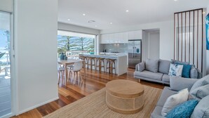 Departamento de lujo, 3 habitaciones | Área de sala de estar | Televisión de pantalla plana 
