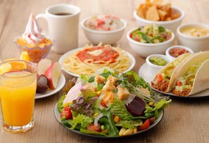 Petit déjeuner buffet (5000 JPY par personne)