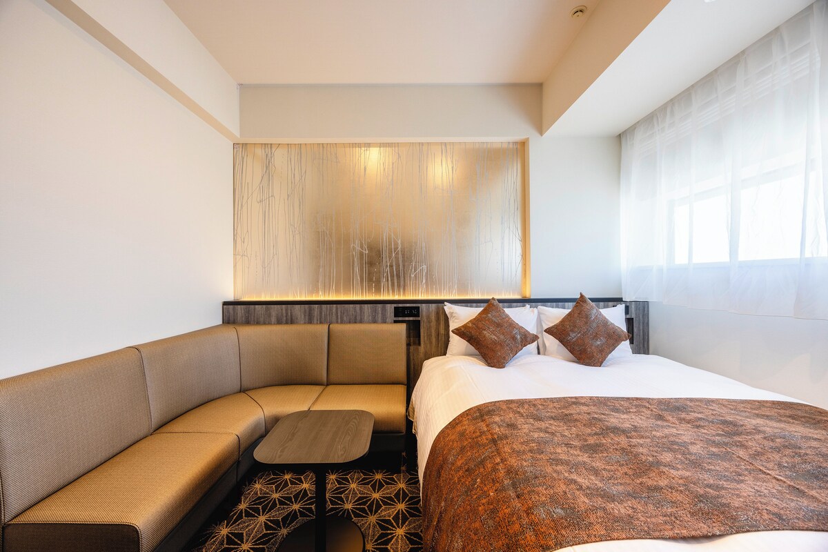 Premium bedding, in-room safe, blackout drapes