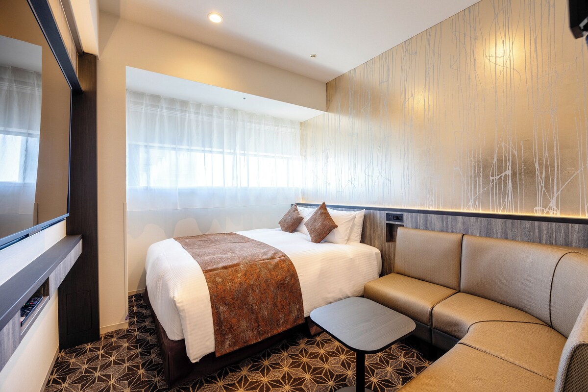 Premium bedding, in-room safe, blackout drapes