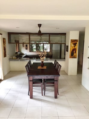 Villa, 3 habitaciones | Servicio de comidas en la habitación