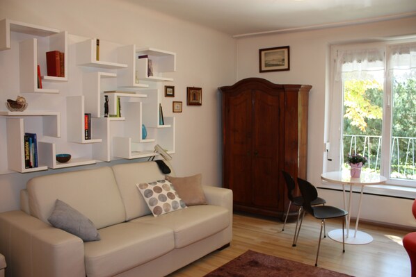 Studio | Living area | Flat-screen TV, DVD player - GoVienna Charming Studio (Vienna)