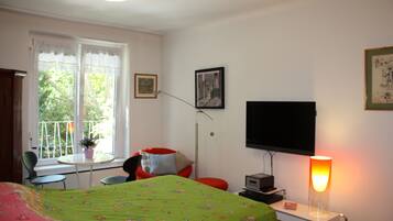 Studio | Wohnbereich | Flachbildfernseher, DVD-Player
