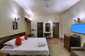 Deluxe Room | Pillow-top beds, desk, free WiFi - Hamilton Hotel (New Delhi)