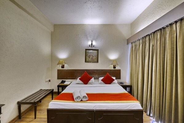 Deluxe Room | Pillow-top beds, desk, free WiFi - Hamilton Hotel (New Delhi)