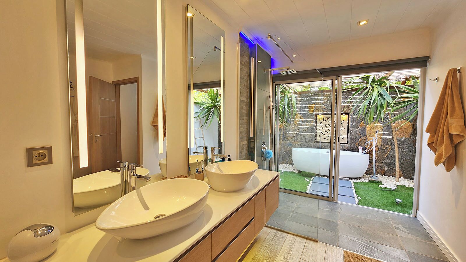 5-bedroom Villa | Bathroom | Shower, free toiletries, hair dryer, towels