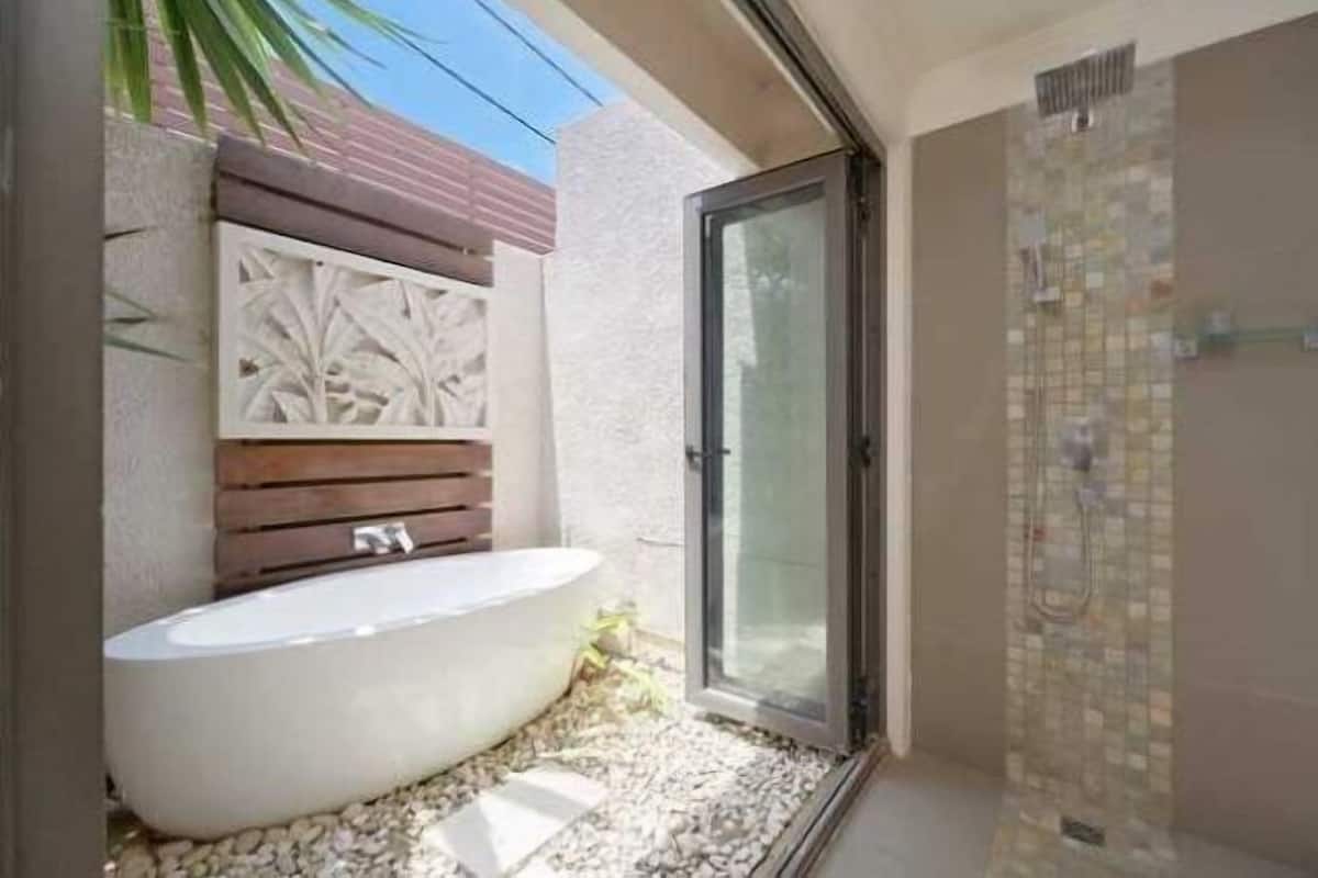 4 bedroom Villa | Bathroom | Shower, free toiletries, hair dryer, towels
