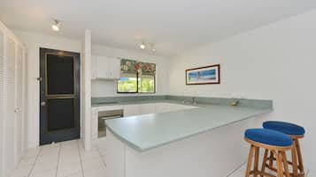 Apartamento, vista para o mar (Two Bedroom Two Bathroom) | Cozinha privada | Geladeira, micro-ondas, fogão, cooktop