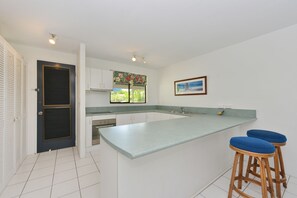 Appartement, vue sur la mer (Two Bedroom Two Bathroom) | Cuisine privée | Réfrigérateur, four à micro-ondes, un four, surface de cuisson
