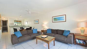 Apartamento, vista para o mar (Two Bedroom Two Bathroom) | Área de estar | TV de tela plana