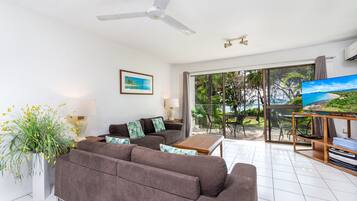 Apartemen, pemandangan laut (Two Bedroom Two Bathroom) | Area keluarga | TV layar datar