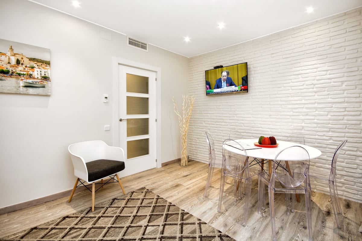 Three-Bedroom Apartment | 3 sovrum, duntäcken och värdeförvaringsskåp på rummet