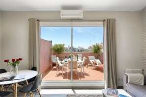 Three-Bedroom Apartment with Terrace | 阳台