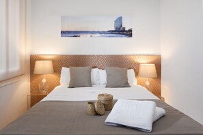 Family Four-Bedroom Apartment | Edredones de plumas, caja fuerte, tabla de planchar con plancha