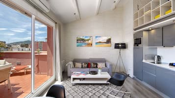 Three-Bedroom Apartment with Terrace | Phòng khách | TV plasma