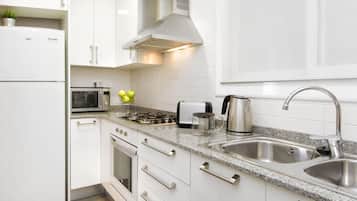 Three-Bedroom Apartment | Bếp riêng | Tủ lạnh, lò vi sóng, bếp nấu, máy rửa bát