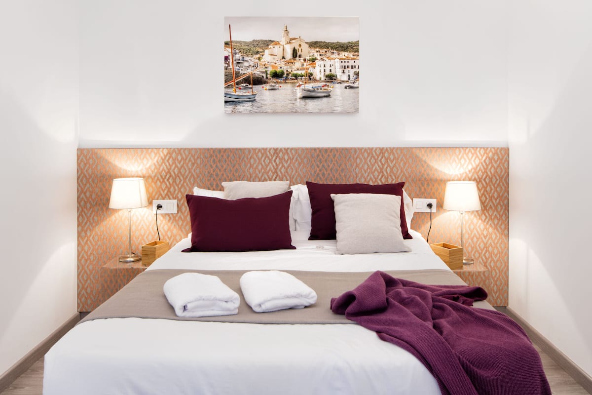 One-Bedroom Apartment | 3 sovrum, duntäcken och värdeförvaringsskåp på rummet