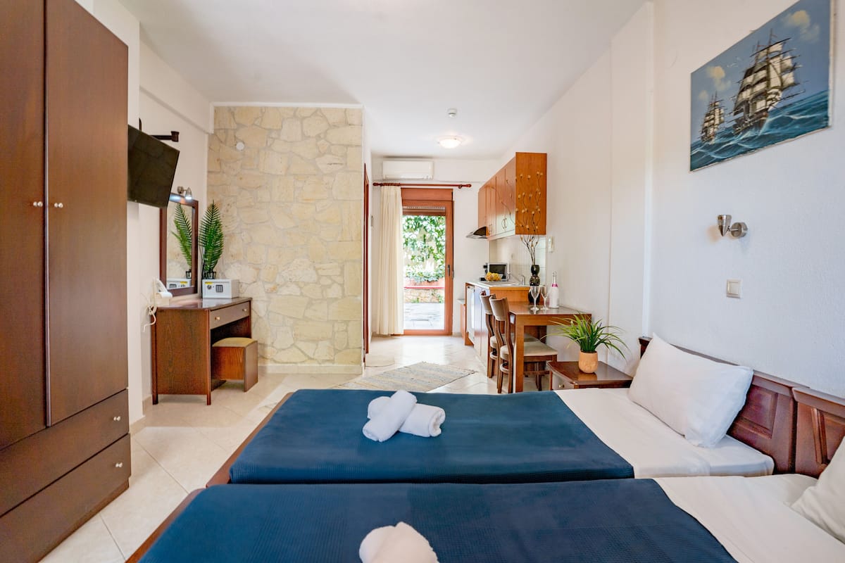 Studio | In-room safe, desk, blackout drapes, soundproofing