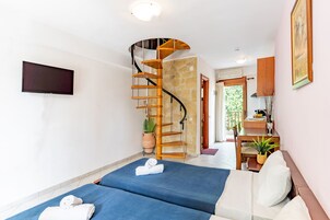 Suite, 2 habitaciones (for 4) | Caja fuerte, escritorio, cortinas opacas y sistema de insonorización