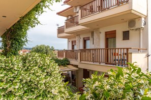 Exterior - Erifili (Kassandra)