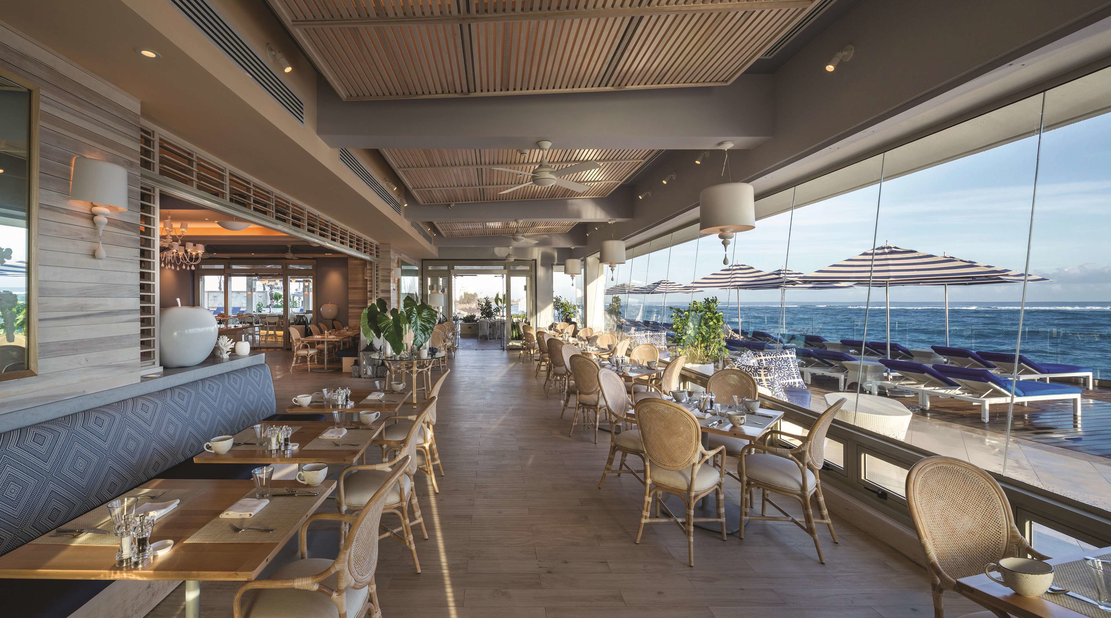 3 restaurantes, se sirven desayunos, comidas y cocina mediterránea