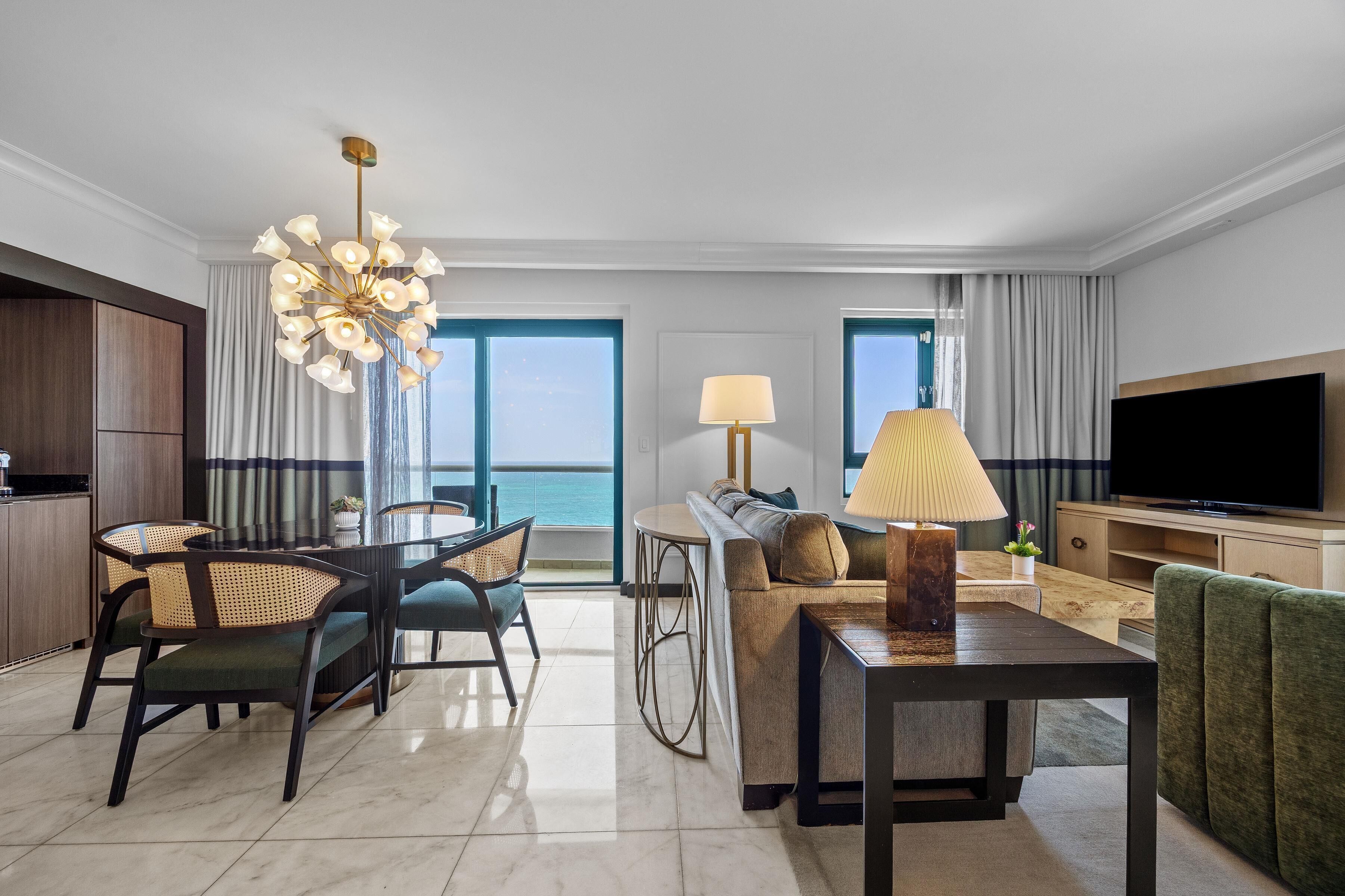 Ropa de cama de alta calidad, camas con pillow-top y minibar 