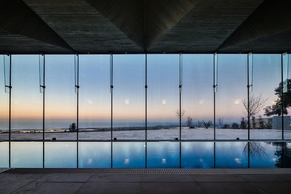 Piscina interna, piscina externa sazonal, guarda-sóis, espreguiçadeiras