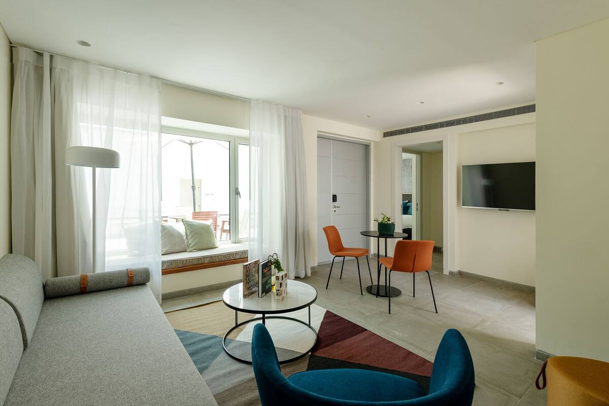 Egyptian cotton sheets, premium bedding, minibar, in-room safe