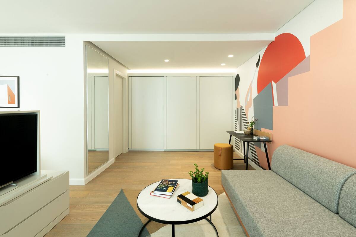 Artist Room | Egyptian cotton sheets, premium bedding, minibar, in-room safe