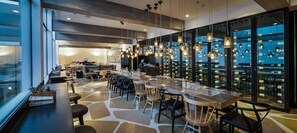 2 restoran; melayani sarapan, makan siang, dan makan malam