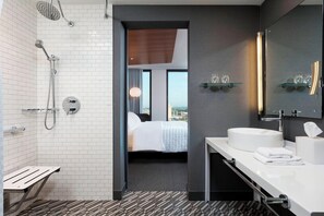 Hypo-allergenic bedding, down duvets, minibar, in-room safe - Le Méridien Columbus, The Joseph (Columbus)