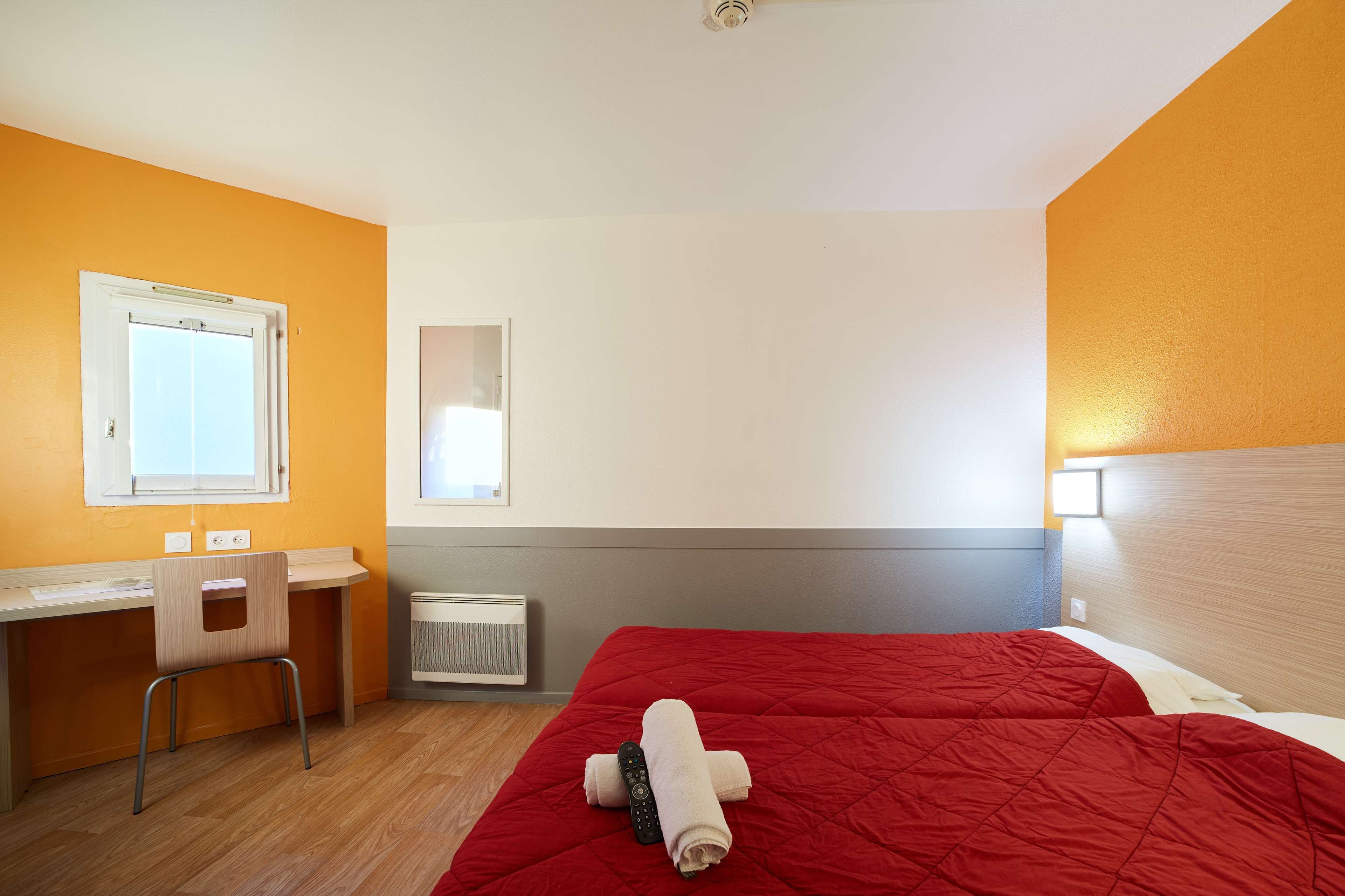 Rom – standard, 2 enkeltsenger | Sengetøy av topp kvalitet, skrivebord, blendingsgardiner og wi-fi