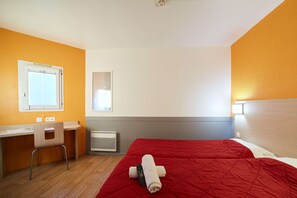 Rom – standard, 2 enkeltsenger | Sengetøy av topp kvalitet, skrivebord, blendingsgardiner og wi-fi