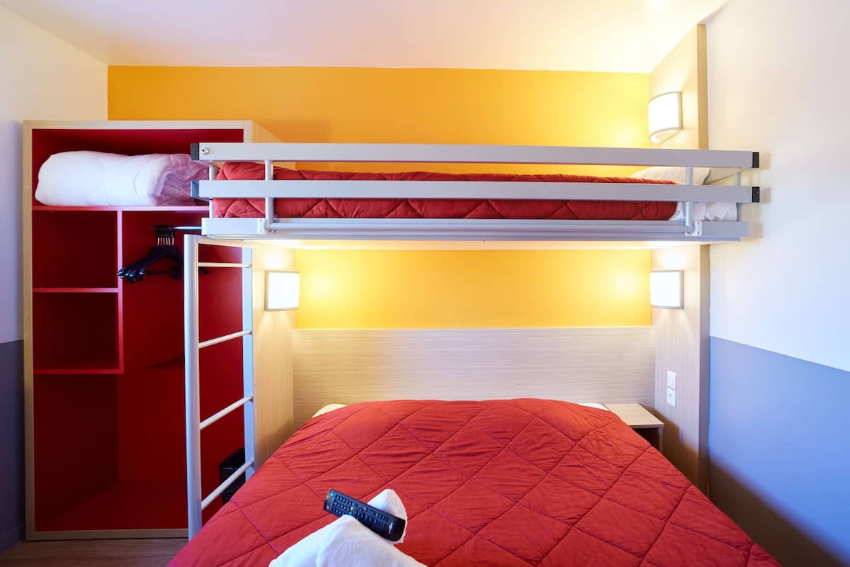Peralatan tempat tidur premium, meja, langsir/tirai gelap terus, Wi-fi