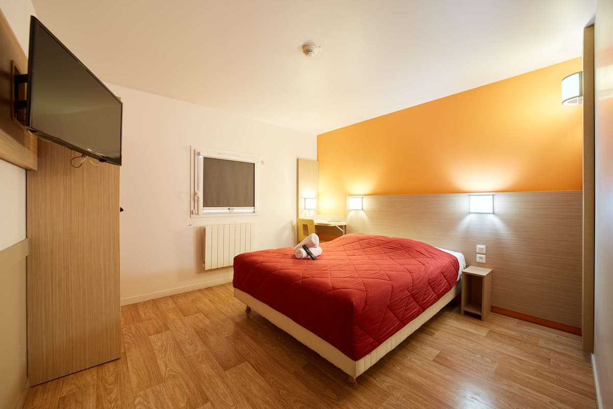 Standard Room, 1 Katil Kelamin (Double) | Peralatan tempat tidur premium, meja, langsir/tirai gelap terus, Wi-fi