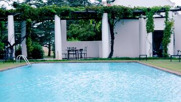 Außenpool, Sonnenschirme, Liegestühle