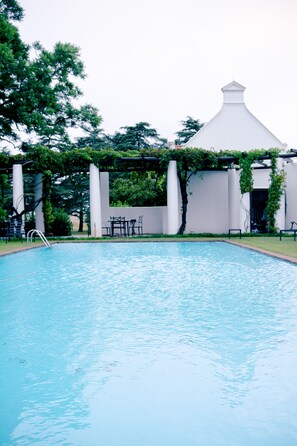 Piscine extérieure, parasols de plage, chaises longues