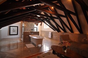 Suite (Manor House) | Bathroom | Separate tub and shower, hydromassage showerhead, free toiletries