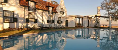 Piscina externa, guarda-sóis, espreguiçadeiras