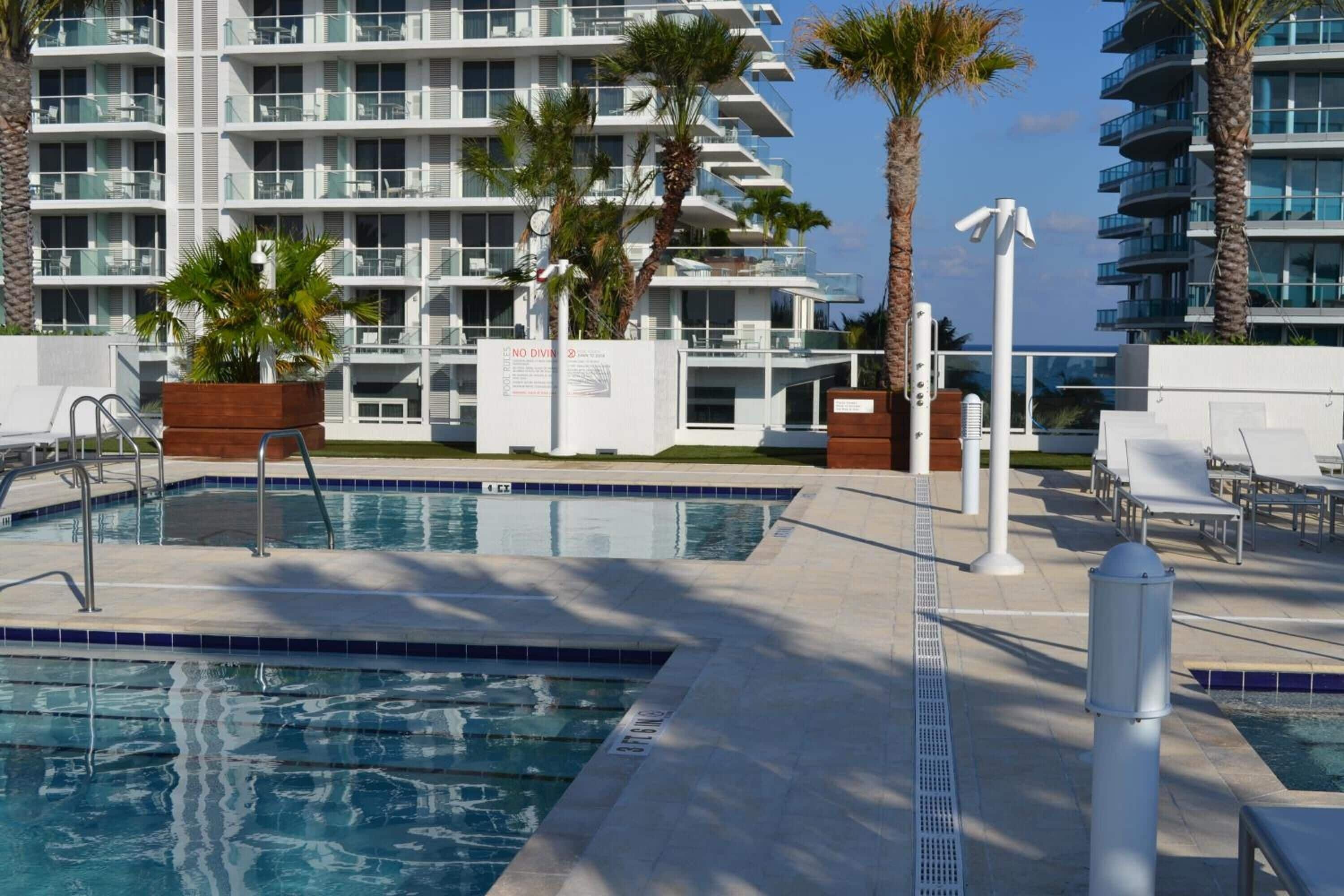 2 outdoor pools, pool loungers