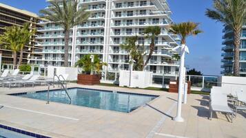 2 kolam renang outdoor, dengan kursi berjemur