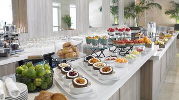 Sarapan prasmanan setiap hari (USD 39 per orang)