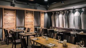 Frokost, lunsj og middag serveres, lokale retter 