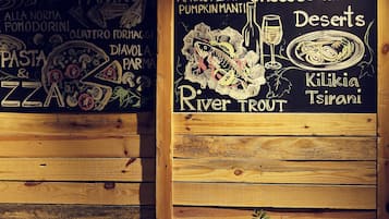 供應早餐、午餐和晚餐,當地料理